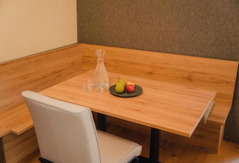 غرفة عائلية, Restaurant Das Rössl