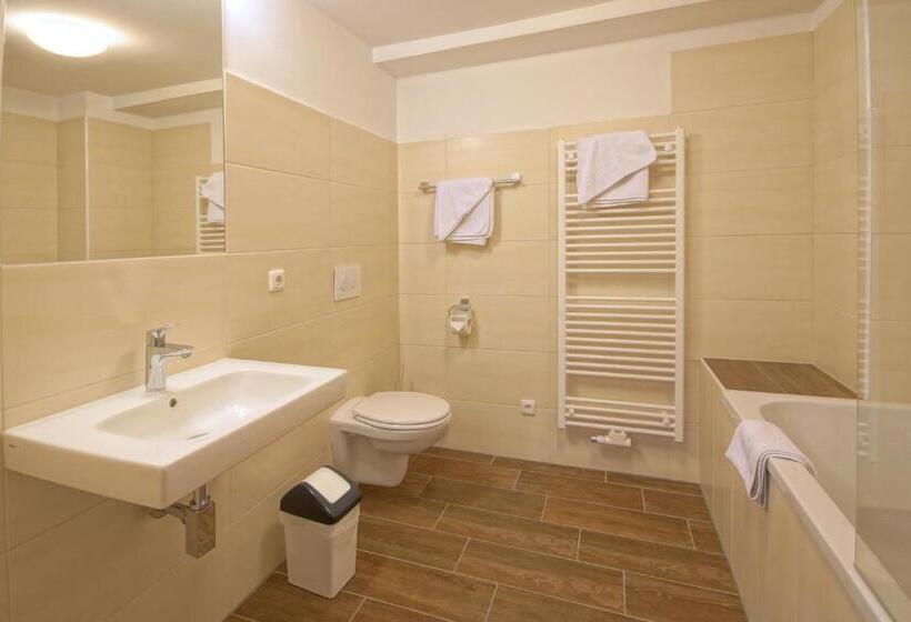 חדר בסיסי לשלושה, Restaurant Das Rössl