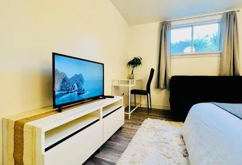 デラックスルーム, Toronto Bed & Breakfast Free Parking, Subway Access