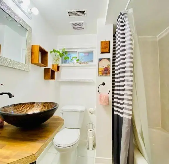 ガーデンビュースタンダードルーム, Toronto Bed & Breakfast Free Parking, Subway Access