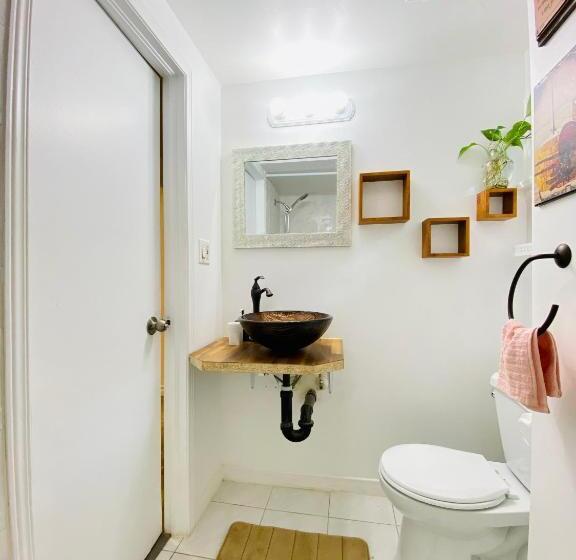 غرفة قياسية مطلّة علي الحديقة, Toronto Bed & Breakfast   Free Parking, Subway Access