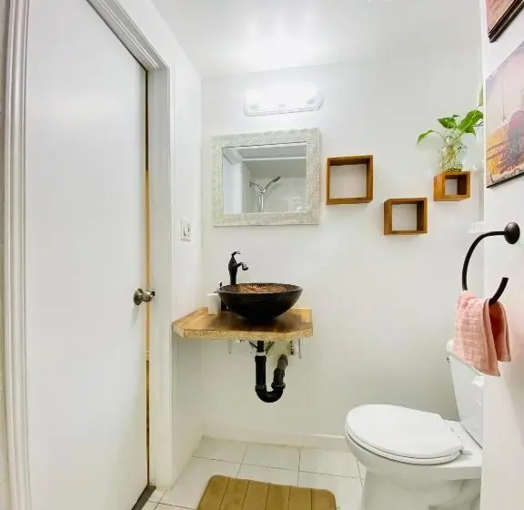 ガーデンビュースタンダードルーム, Toronto Bed & Breakfast Free Parking, Subway Access