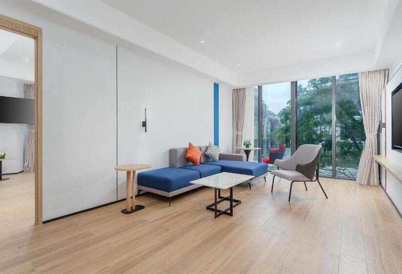 מיטת קינג בסוויטה, Holiday Inn Express Wenchang By Ihg