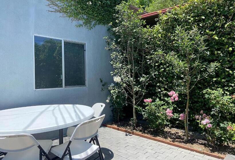 استودیو استاندارد با تراس, Hollywood Guesthouse