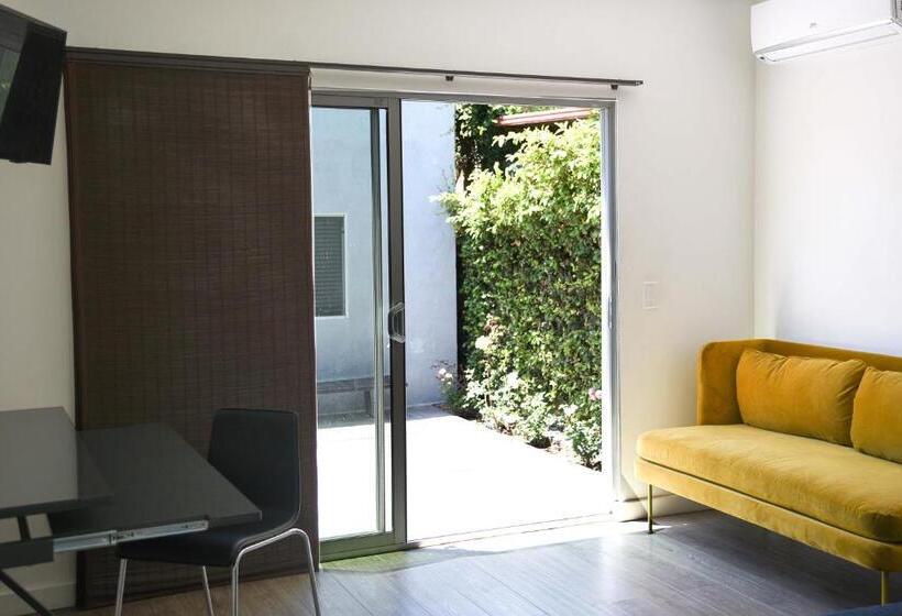 استودیو استاندارد با چشم‌انداز باغ, Hollywood Guesthouse