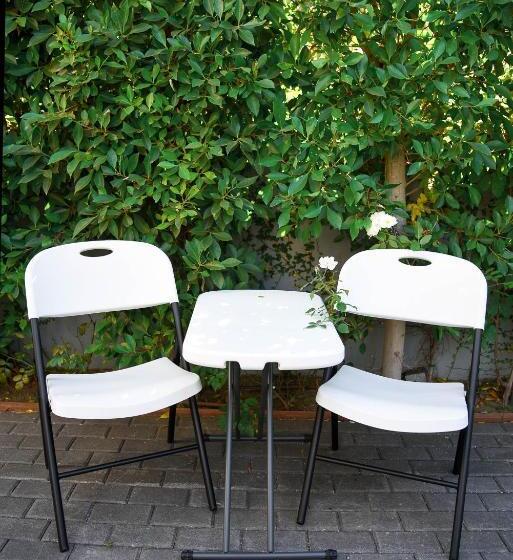 استودیوی استاندارد, Hollywood Guesthouse