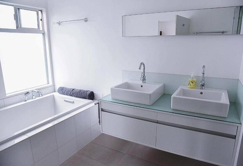 استودیوی استاندارد, Hollywood Guesthouse