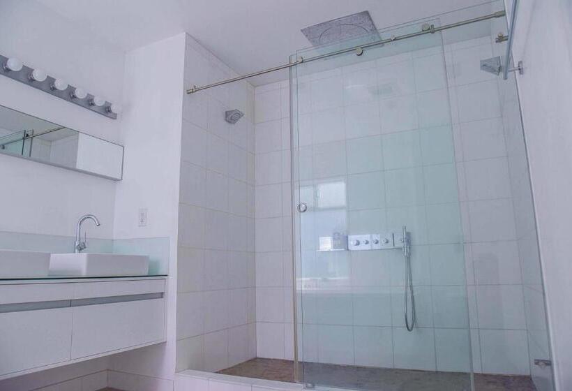 استودیوی استاندارد, Hollywood Guesthouse