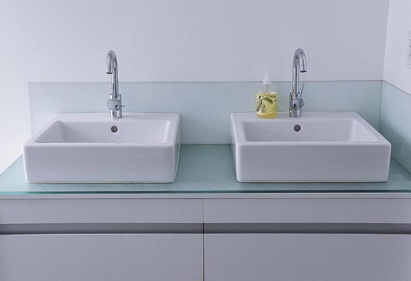 استودیوی استاندارد, Hollywood Guesthouse