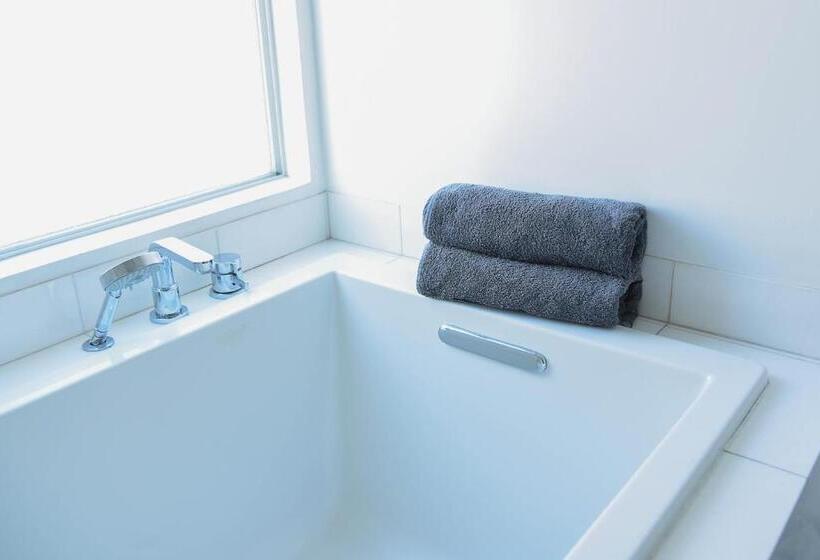 استودیوی استاندارد, Hollywood Guesthouse