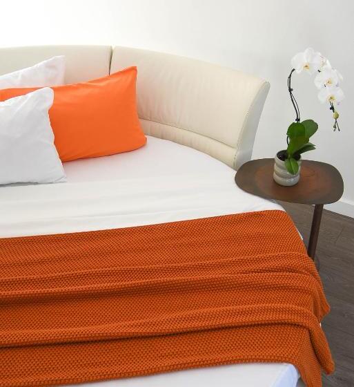 استودیوی استاندارد, Hollywood Guesthouse