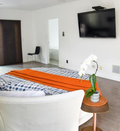 استودیوی استاندارد, Hollywood Guesthouse