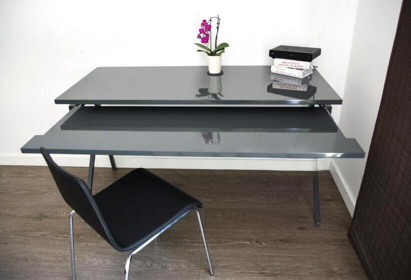 استودیوی استاندارد, Hollywood Guesthouse