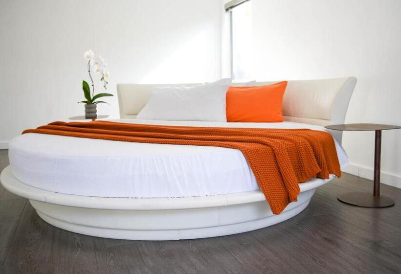 استودیوی استاندارد, Hollywood Guesthouse