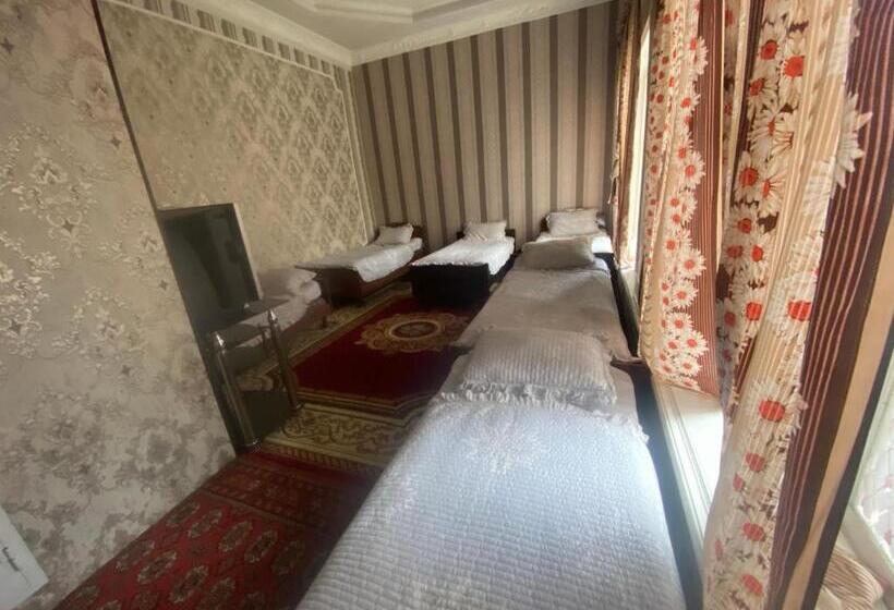 سرير فى غرفة مشتركة مزودة بحمام مشترك, Ozod Guest House
