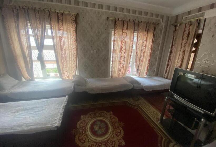 سرير فى غرفة مشتركة مزودة بحمام مشترك, Ozod Guest House