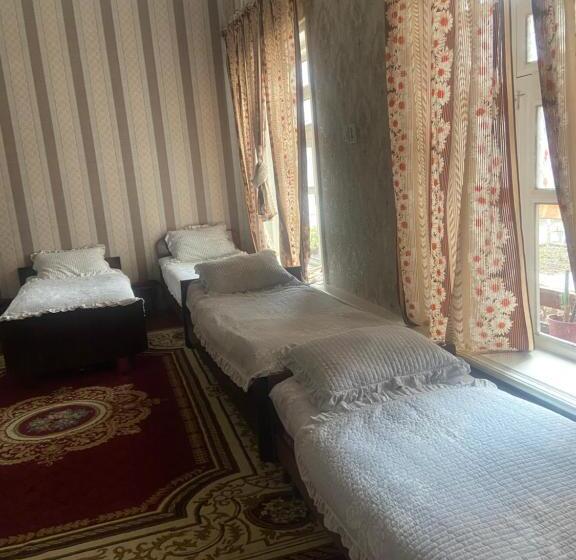سرير فى غرفة مشتركة مزودة بحمام مشترك, Ozod Guest House