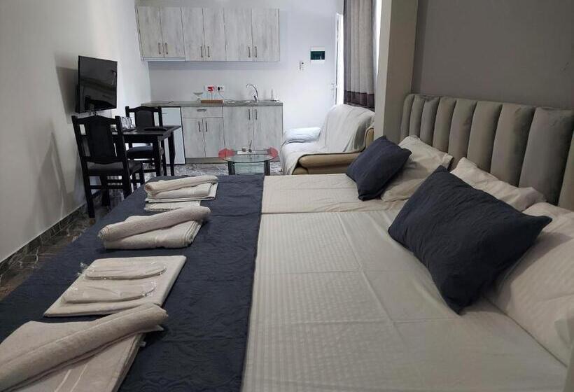 חדר סטנדרט לשלושה, Fama