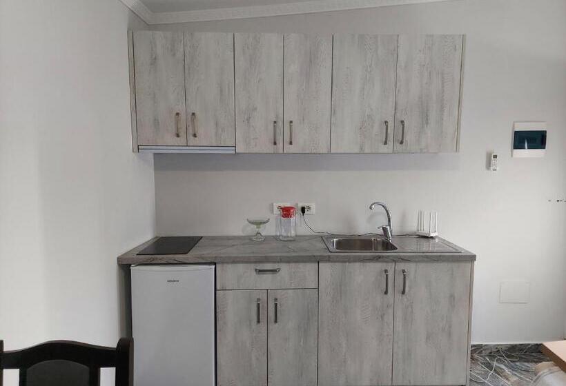 חדר סטנדרט לשלושה, Fama