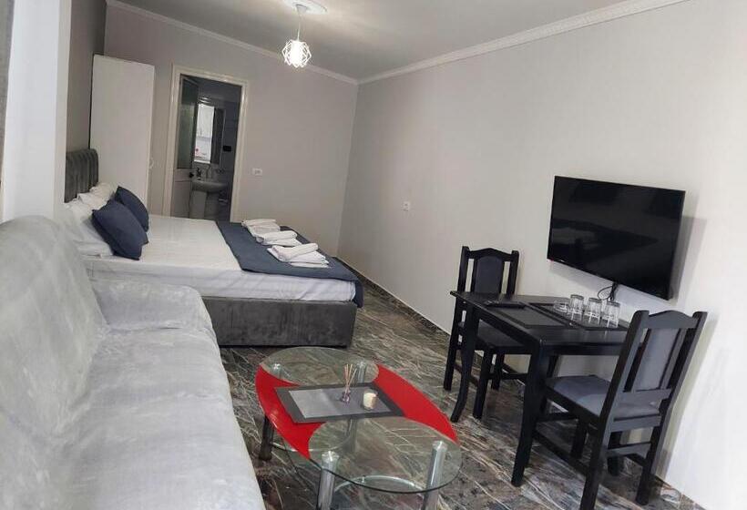 חדר סטנדרט לשלושה, Fama