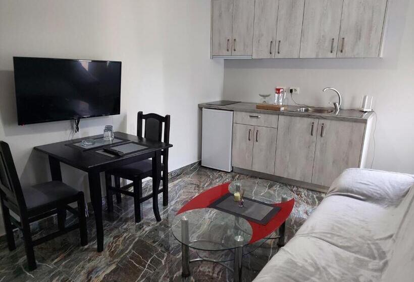 חדר סטנדרט לשלושה, Fama