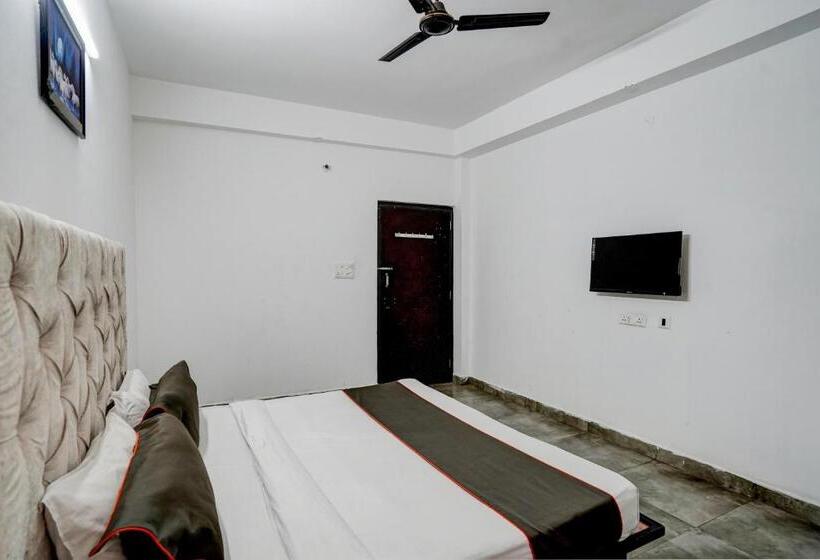 חדר קלאסי לשלושה, Oyo Flagship Omi Rooms