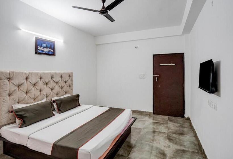 חדר קלאסי לשלושה, Oyo Flagship Omi Rooms