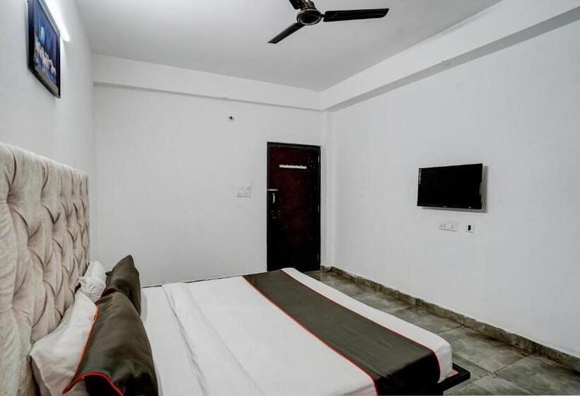 חדר קלאסי לשלושה, Oyo Flagship Omi Rooms