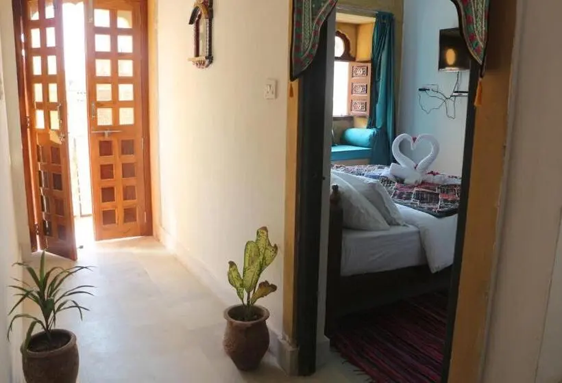 Camera Economy, Blue Eye Hostel