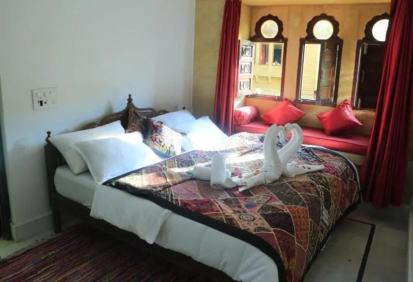 Camera Economy, Blue Eye Hostel