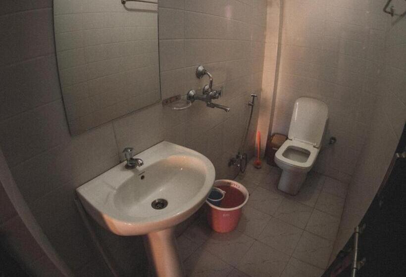 اتاق اکونومی, Blue Eye Hostel