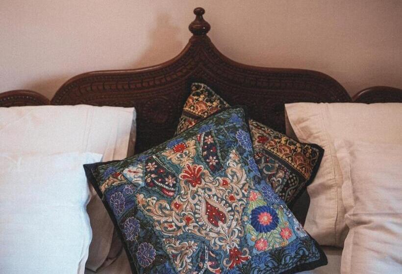 اتاق لوکس, Blue Eye Hostel