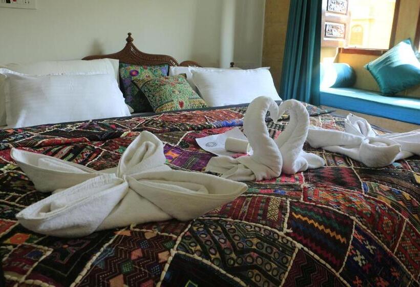 اتاق لوکس با بالکن, Blue Eye Hostel