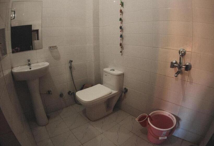 اتاق لوکس با بالکن, Blue Eye Hostel