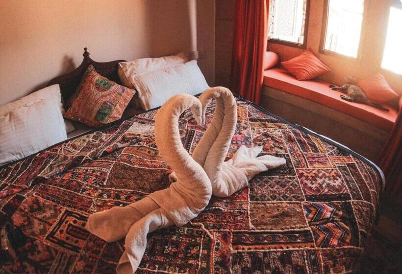 اتاق لوکس با بالکن, Blue Eye Hostel