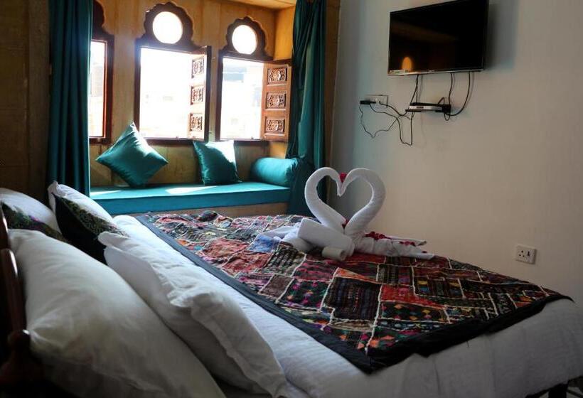اتاق لوکس, Blue Eye Hostel