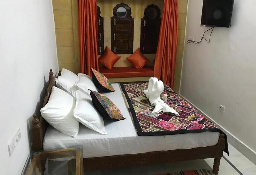 اتاق لوکس, Blue Eye Hostel