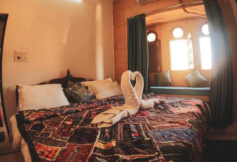 اتاق لوکس با بالکن, Blue Eye Hostel