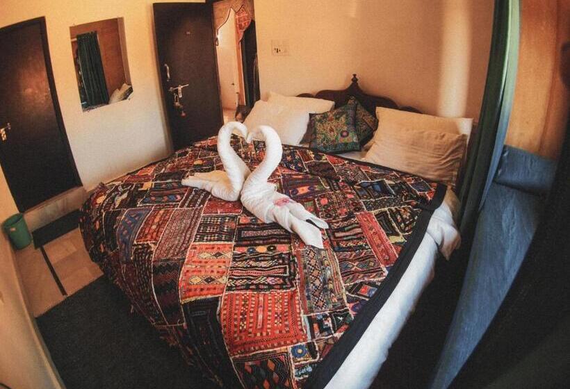 اتاق لوکس با بالکن, Blue Eye Hostel