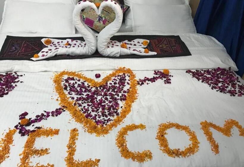 اتاق لوکس با بالکن, Blue Eye Hostel