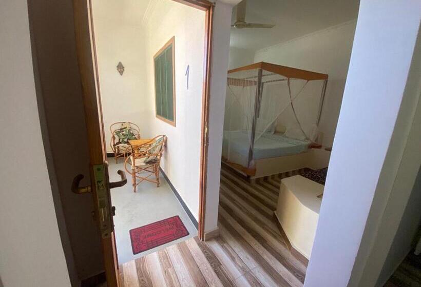 Standard Kolmen Hengen Huone Puutarhanäkymä, Villa Raffaele B&b
