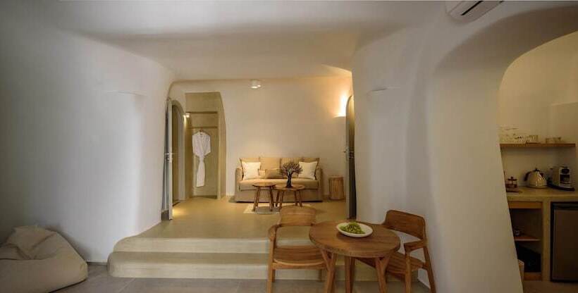 سوییت لوکس, Oia Treasures Art Suites