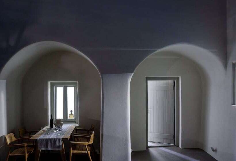 سوییت لوکس, Oia Treasures Art Suites