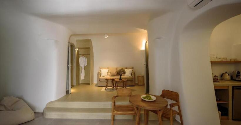 سوییت لوکس, Oia Treasures Art Suites