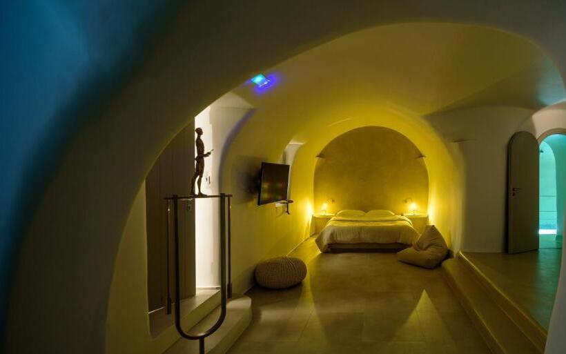 سوییت لوکس, Oia Treasures Art Suites