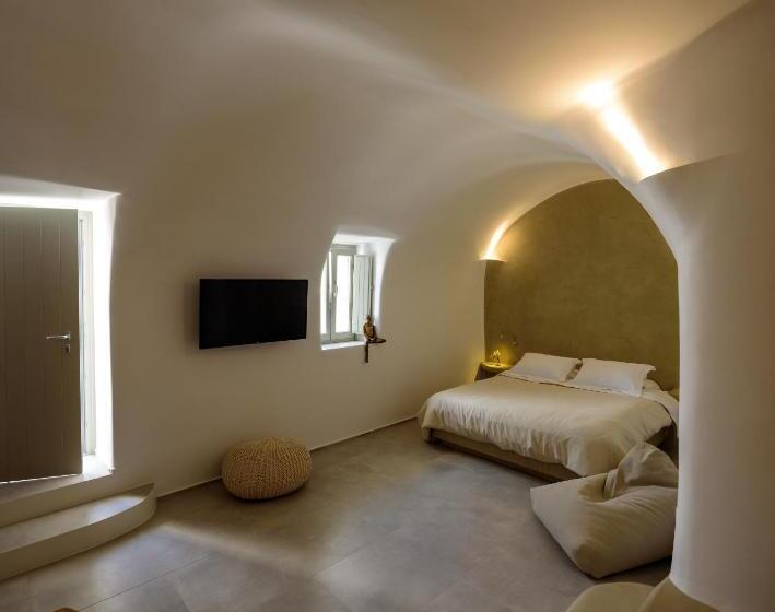 سوییت لوکس, Oia Treasures Art Suites