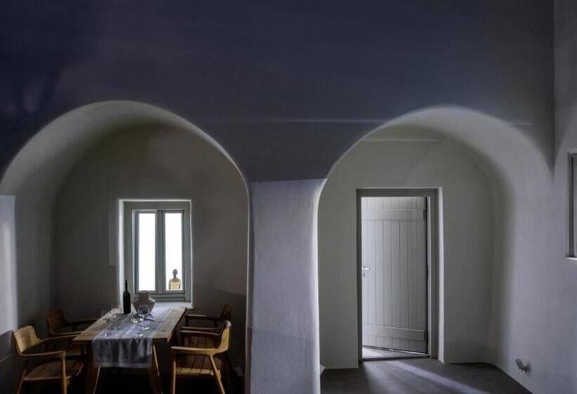 سوییت لوکس, Oia Treasures Art Suites