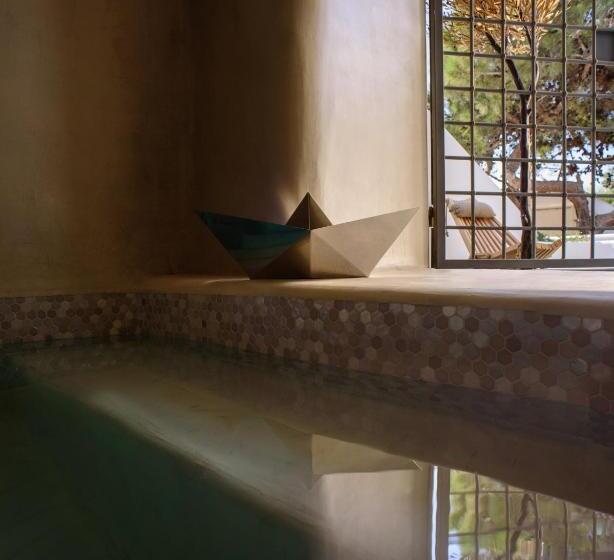 سوییت لوکس, Oia Treasures Art Suites