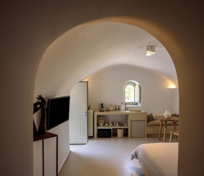 سوییت لوکس, Oia Treasures Art Suites