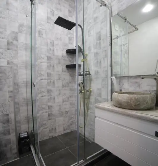 استودیوی سوپریور, Gori Apartments